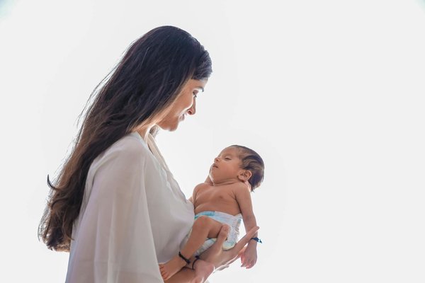 How can UK speech-language therapists support bilingual children with speech delays?