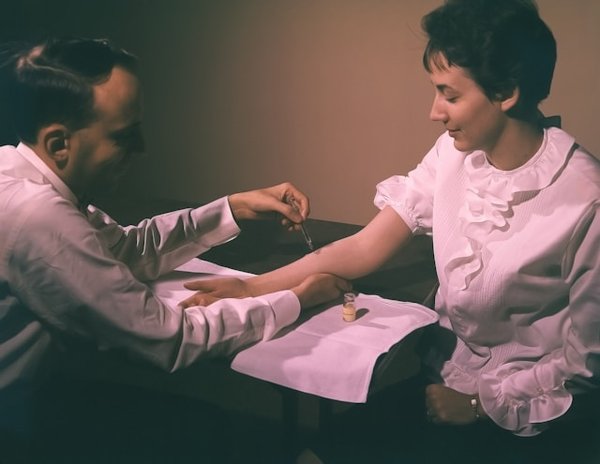 How should UK infectious disease specialists manage the care of patients with multidrug-resistant tuberculosis?